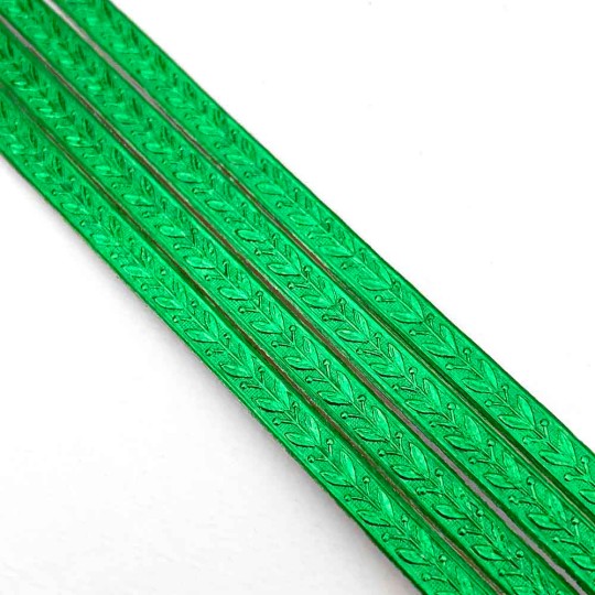 Green Leaf and Berry Dresden Foil Trim ~ 3/16"